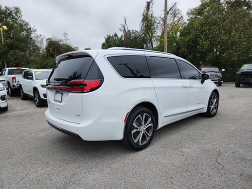 Bright White Clearcoat 2026 Chrysler Pacifica Pinnacle