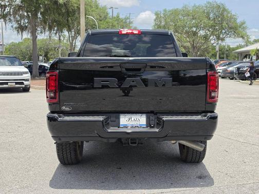 Diamond Black Crystal Pearlcoat 2026 RAM 2500 Big Horn Crew Cab 4x2 6'4' Box