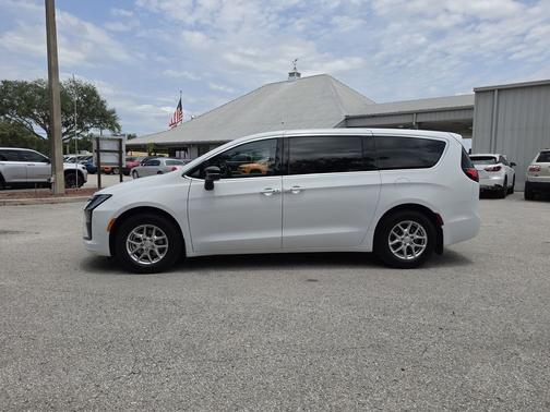 Bright White Clearcoat 2027 Chrysler Pacifica Select