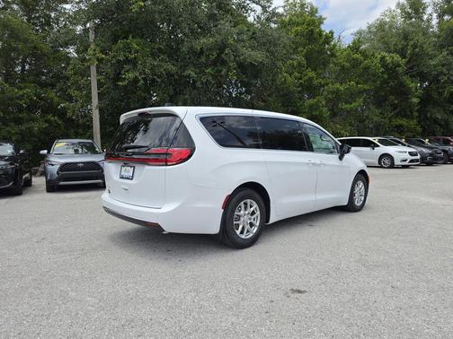 Bright White Clearcoat 2027 Chrysler Pacifica L