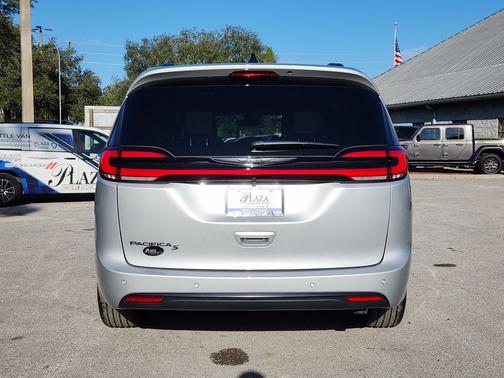 Silver Mist Clearcoat 2026 Chrysler Pacifica Select