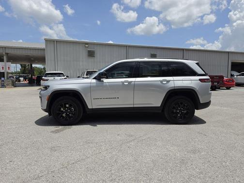 Silver Zynith 2026 Jeep Grand Cherokee Altitude
