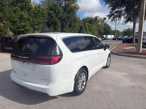 Bright White Clearcoat 2026 Chrysler Pacifica Limited