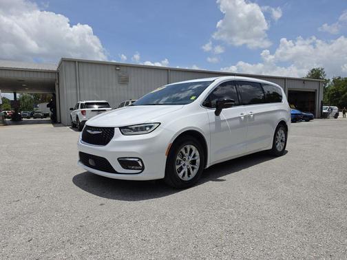 Bright White Clearcoat 2026 Chrysler Pacifica Limited