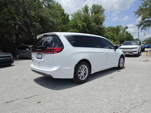Bright White Clearcoat 2026 Chrysler Pacifica Limited