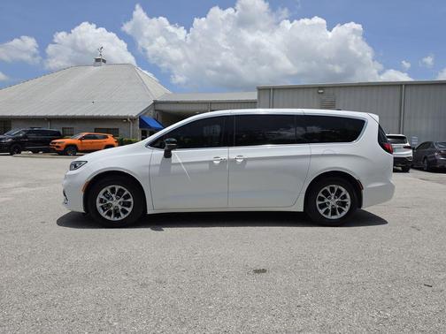 Bright White Clearcoat 2026 Chrysler Pacifica Limited