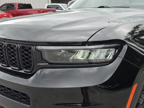 Diamond Black Crystal Pearlcoat 2025 Jeep Grand Cherokee L Altitude