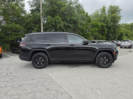 Diamond Black Crystal Pearlcoat 2025 Jeep Grand Cherokee L Altitude