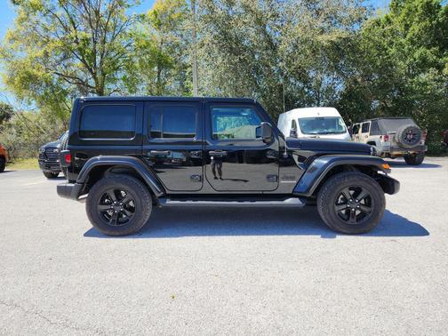 2023 Jeep Wrangler 4-Door Sahara Altitude 4x4