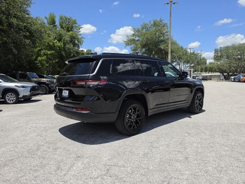 Diamond Black Crystal Pearlcoat 2026 Jeep Grand Cherokee L Laredo