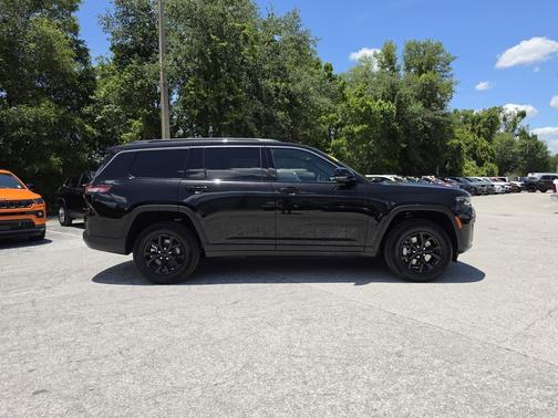 Diamond Black Crystal Pearlcoat 2026 Jeep Grand Cherokee L Laredo
