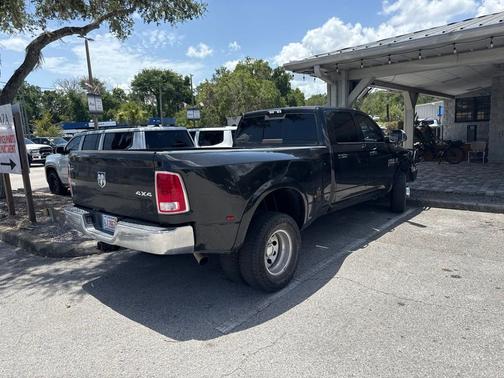 Brilliant Black Crystal Pearlcoat 2018 RAM 3500 Laramie