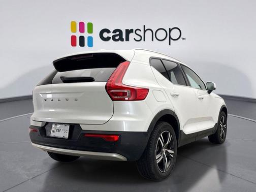 Crystal White Pearl 2025 Volvo XC40 B5 Core Bright Theme