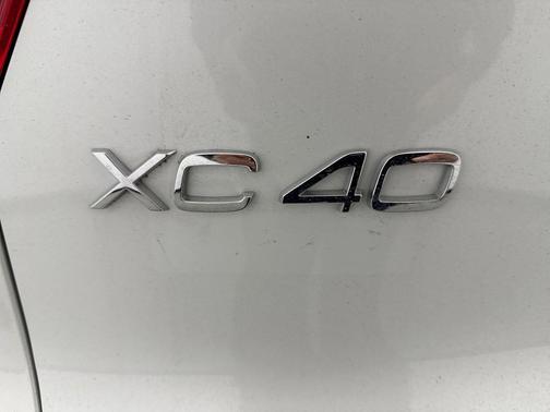 2025 Volvo XC40 B5 Core Bright Theme