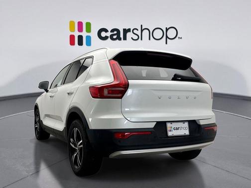 Crystal White Pearl 2025 Volvo XC40 B5 Core Bright Theme