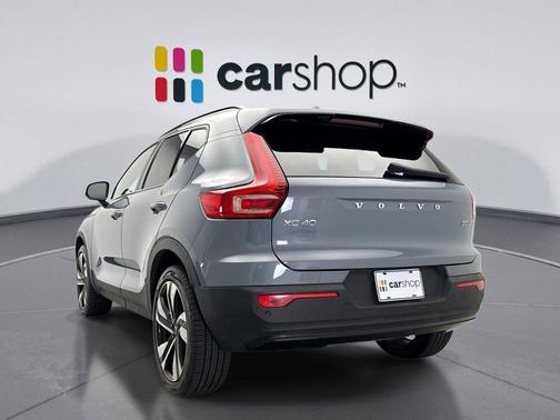 2023 Volvo XC40 B5 Plus Dark Theme