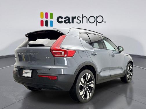 2023 Volvo XC40 B5 Plus Dark Theme