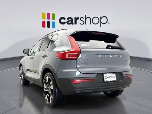 2023 Volvo XC40 B5 Plus Dark Theme