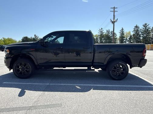 Diamond Black Crystal Pearlcoat 2022 RAM 2500 Laramie Crew Cab 4x4 6'4' Box