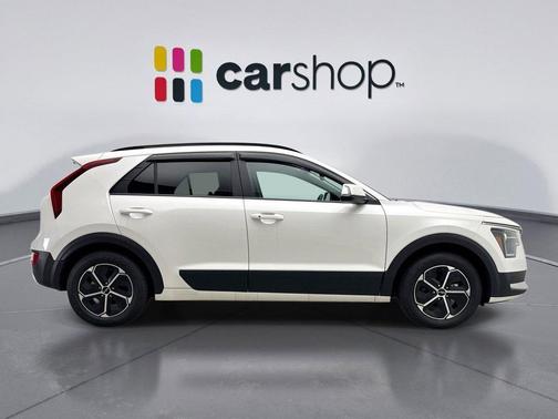 Snow White Pearl 2025 Kia Niro EX