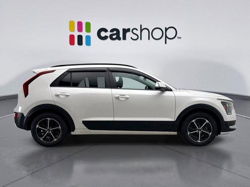 Snow White Pearl 2025 Kia Niro EX