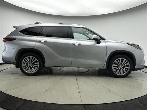 2022 Toyota Highlander Hybrid Platinum