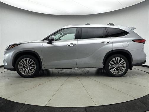 2022 Toyota Highlander Hybrid Platinum