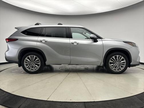 2022 Toyota Highlander Hybrid Platinum