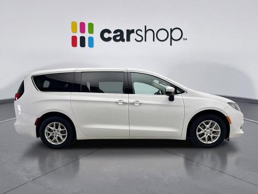 2022 Chrysler Voyager LX