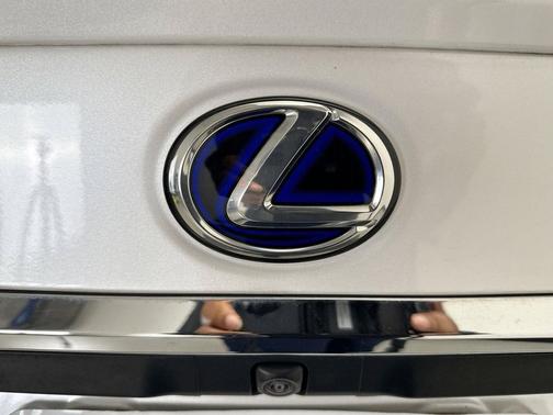 2022 Lexus ES 300h Base