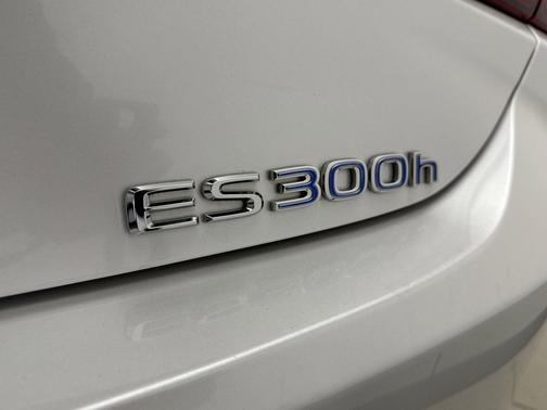 2022 Lexus ES 300h Base