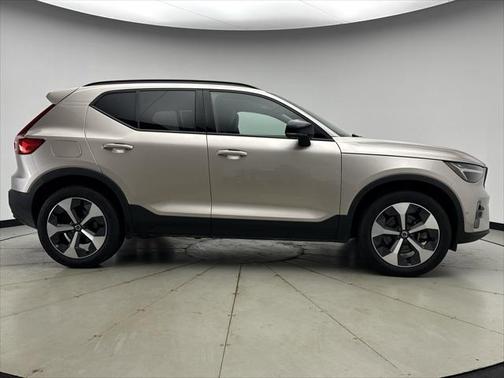 2023 Volvo XC40 B5 Plus Dark Theme