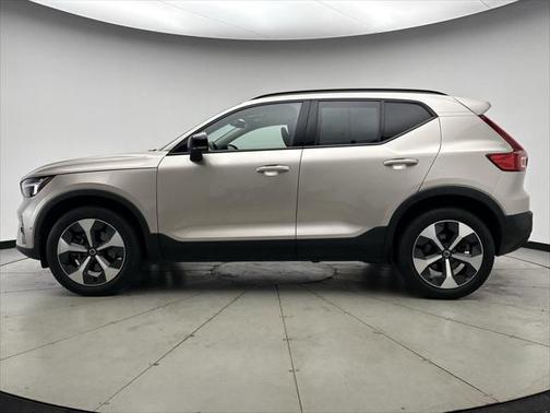 2023 Volvo XC40 B5 Plus Dark Theme
