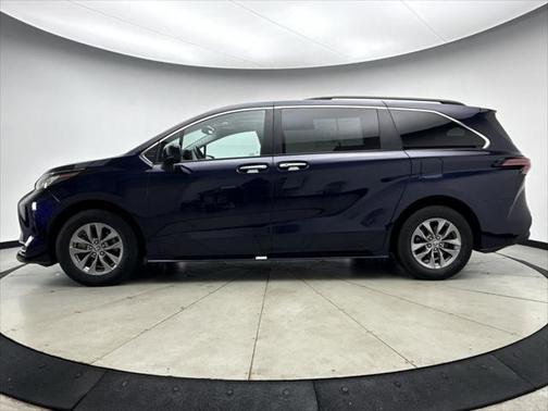 2022 Toyota Sienna XLE 7 Passenger
