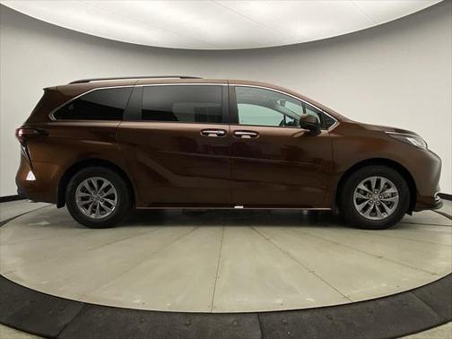 2022 Toyota Sienna XLE 7 Passenger