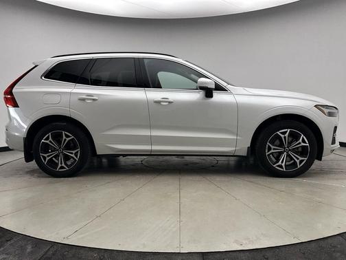 2022 Volvo XC60 B5 Momentum