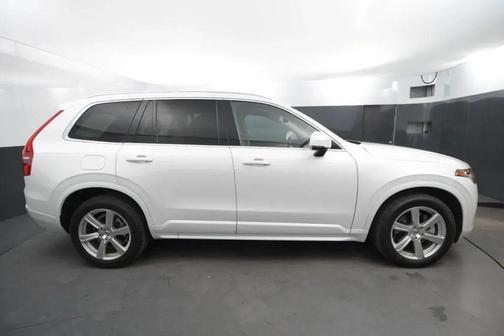 Crystal White Metallic 2021 Volvo XC90 T6 Momentum