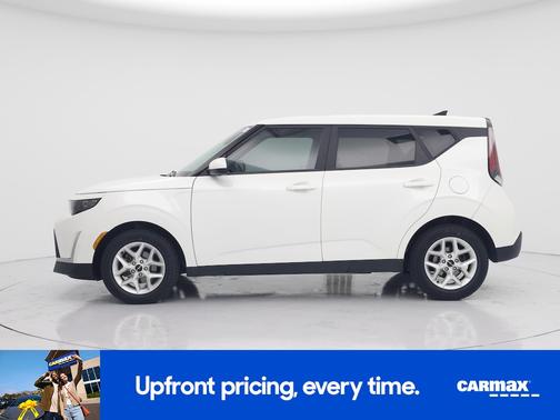 White 2023 Kia Soul LX
