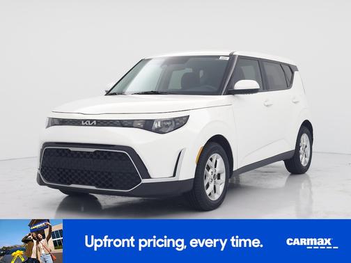 White 2023 Kia Soul LX