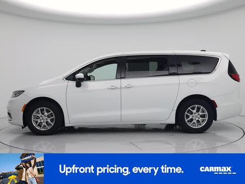 White 2023 Chrysler Pacifica Touring L