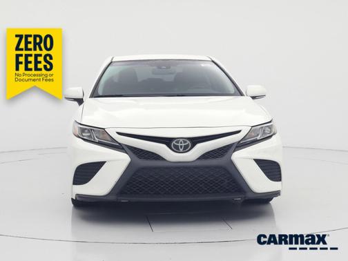 White 2018 Toyota Camry SE