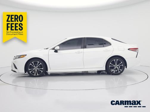 White 2018 Toyota Camry SE