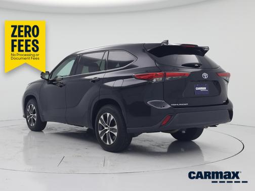 Black 2022 Toyota Highlander Hybrid XLE