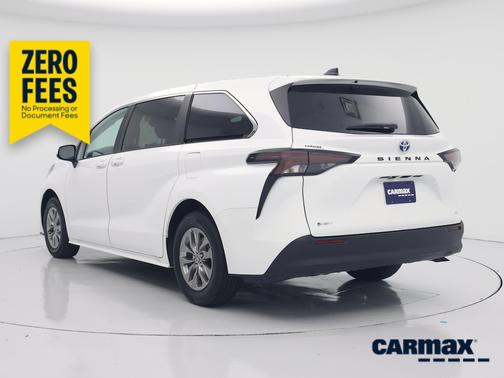White 2025 Toyota Sienna LE