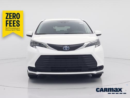 White 2025 Toyota Sienna LE