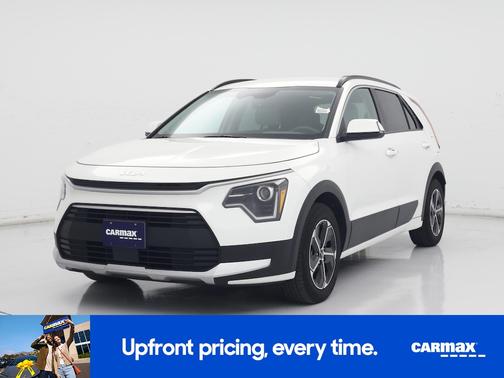 White 2023 Kia Niro EX
