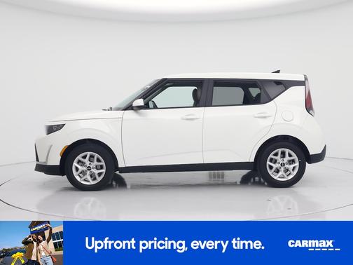 White 2025 Kia Soul LX