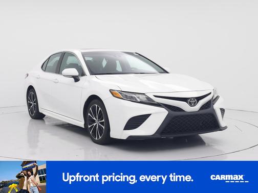 White 2018 Toyota Camry SE