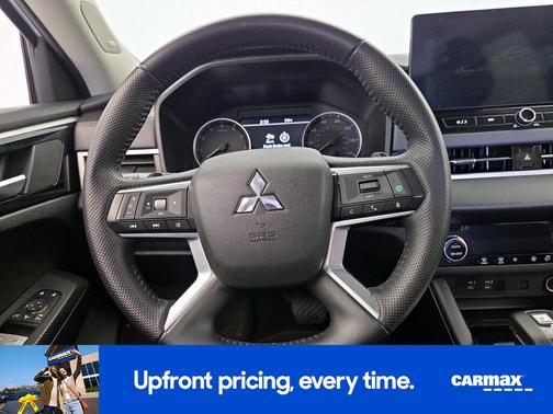 White 2025 Mitsubishi Outlander SE