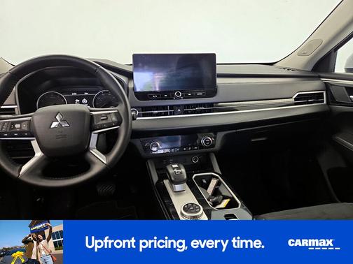 White 2025 Mitsubishi Outlander SE